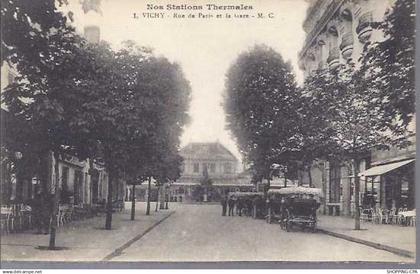 03 - Vichy - Rue de Paris et la Gare - Fiacres