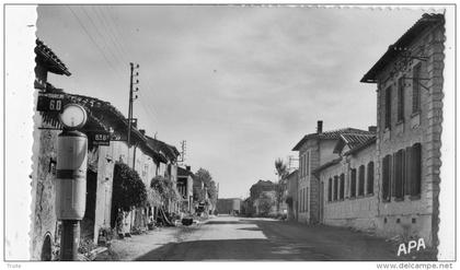 VILLEFRANCHE-D'ALBIGEOIS LES ECOLES AU 1 ER PLAN POMPE A ESSENCE