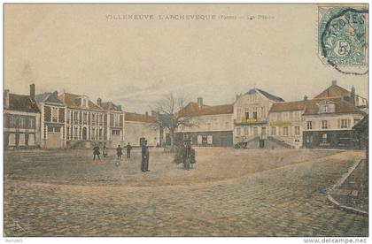 VILLENEUVE L´ARCHEVÊQUE - La Place