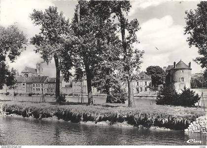 CPM Villeneuve sur Yonne L'Ile d'Amour et la Tour Bonneville