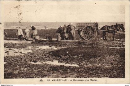 CPA VILLERVILLE - Le Ramassage des Moules (141248)