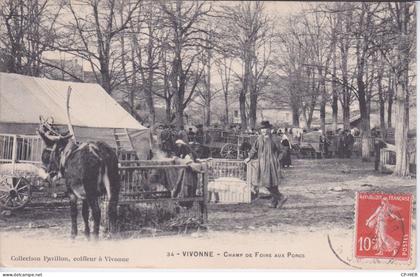 86 - VIENNE - VIVONNE  CHAMP DE FOIRE AUX PORCS - 1 ER PLAN UN ANE  ETCAGE PORCINE