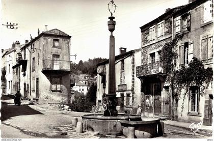 Carte POSTALE Ancienne de  VOLVIC - Vieille fontaine