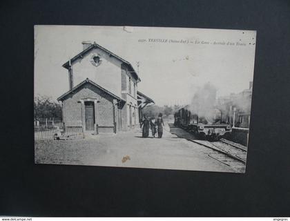 CPA  Yerville    La Gare Arrivée d'un Train