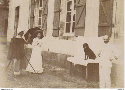 974 - LA REUNION -SAINT DENIS - PHOTOGRAPHE DANS LA COUR NORD DE L'ANCIEN HOPITAL MILITAIRE 1902-1906