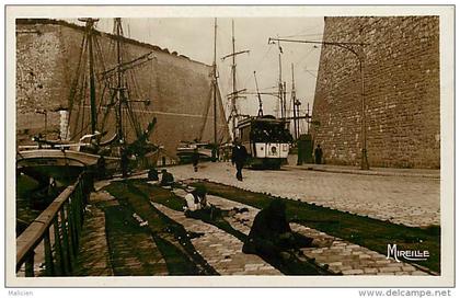 - bouches du rhone - ref B58  - marseille - quai de la tourette - pecheurs raccomodant leurs filets - tramway - tramways