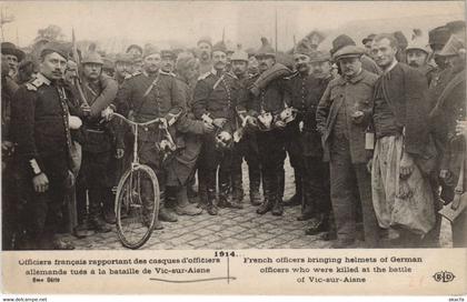 CPA Vic-sur-Aisne - Officiers Francais Rapportant des Casques (1062428)