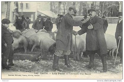 - cantal - ref - A581-  le cantal - lou pachi ou conclusion d un marche - cochon - cochons - carte bon etat -