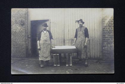 FRANCE - Carte postale photo de deux ouvriers avec un bloc de glace dans une caisse - L 82506