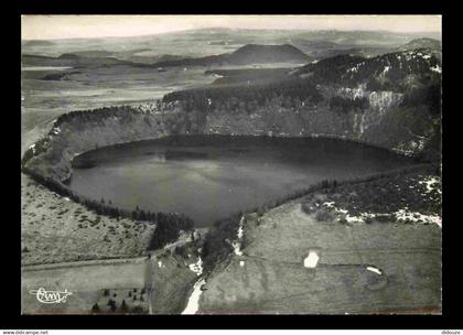 63 - Lac Pavin - Vue aérienne - A gauche le Lac de Bourdouze et au centre le Puy boisé de Montcineyre - Mention Photogra