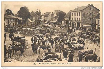 - ref -H844 - puy de dome  - bourg lastic - champ de foire - marche aux bestiaux - vache - vaches -