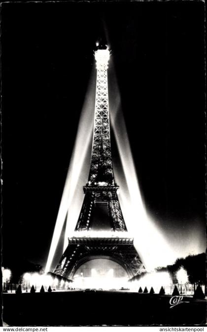 CPA Paris VII, Tour Eiffel, illumination, beleuchteter Eiffelturm bei Nacht