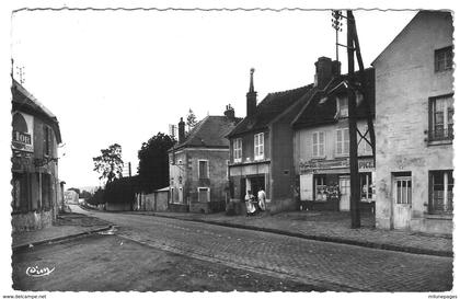 95 VAL d'OISE La Rue de la Bruyère devant la boucherie de CORMEILLES en VEXIN