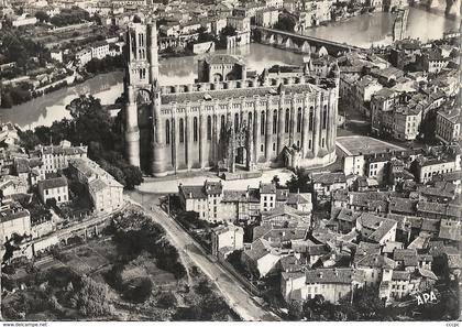 CPSM Albi Vue aérienne sur la Basilique Ste-Cécile et le Vieil Albi