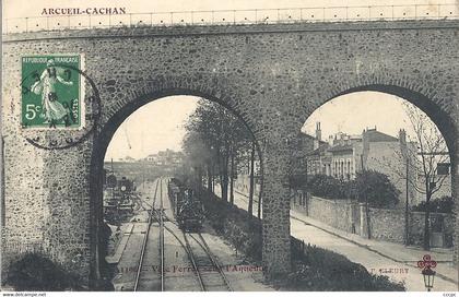 CPA Arcueil-Cachan Voie ferrée sous l'aqueduc