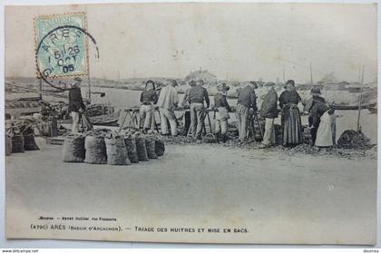 TRIAGE DES HUITRES ET MISE EN SACS - ARÈS (BASSIN D'ARCACHON)