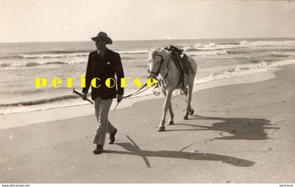 13  Arles  Promenade sur la Plage ( carte photo)