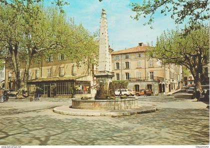 AUPS (83) La Place et sa Fontaine ou chante l'eau claire des ses sources  CPSM  GF