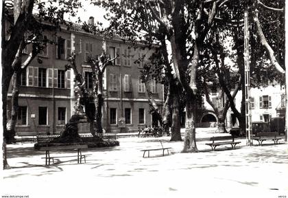 Carte POSTALE   Ancienne de AUPS - Mairie & monument aux morts