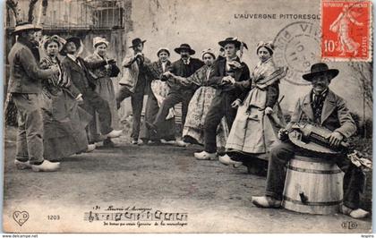 FOLKLORE  -- AUVERGNE - Types d'Auvergne - Auvergne Pittoresque - N° 1203