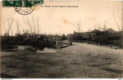 CPA Avallon - Le Pont et la route d'Avallon FRANCE (960607)