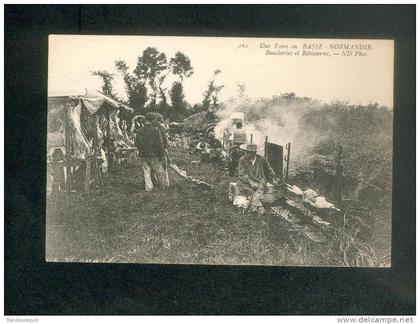 Une foire en Basse Normandie - Boucheries et Rôtisseries ( beau plan animé ND Phot 162)