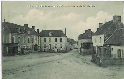 BAZOCHES-SUR-HOENE - place de la Mairie