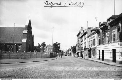 CPSM 95   BEZONS RUE EDOUARD VAILLANT ET L EGLISE