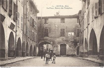 CPA Biot La Place, Maison des Templiers