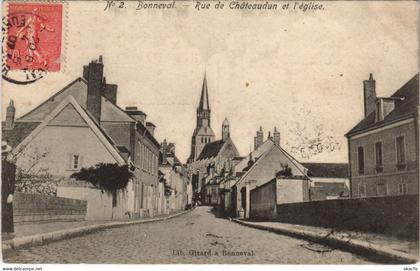 CPA BONNEVAL - Rue de CHATEAUDUN et l'église (33808)