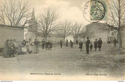 BONNIEUX place du Terrail