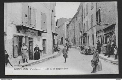 BONNIEUX - Rue de la République