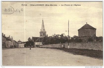 CARTE POSTALE ANCIENNE DE CHALINDREY -   la place et l'église