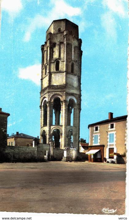 Carte POSTALE Ancienne de CHARROUX - Tour de Charlemagne