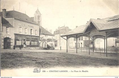 CPA Château-Landon La Place du Marché