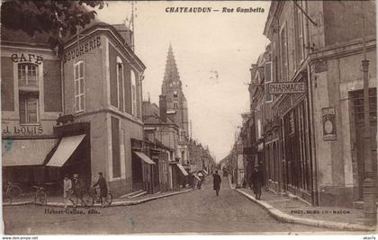 CPA CHATEAUDUN - Rue Gambetta (33745)