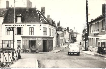 CPSM Chatillon Coligny Le Puyrault voiture ancienne