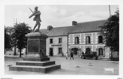 CLEGUEREC    PLACE   MONUMENT AUX MORTS