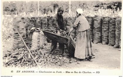 Carte POSTALE Ancienne  de CLERMONT en ARGONNE  - En ARGONNE, Charbonniers en Forêt, mise en sac du charbon