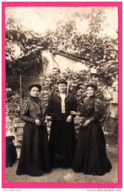 Carte Photo - Colombes - Trois Femmes devant un banc dans la nature - Papier photographique R. DUVAU à Colombes