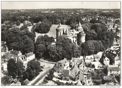 CPSM Combourg - Château et Place Chateaubriand