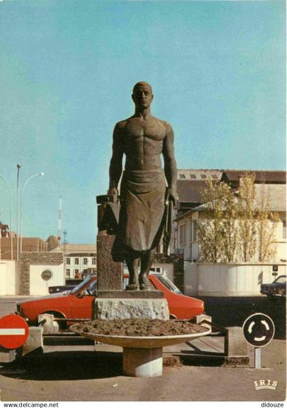 03 - Commentry - Le Forgeron - Monument - Automobiles - Renault 12 - CPM - Voir Scans Recto-Verso