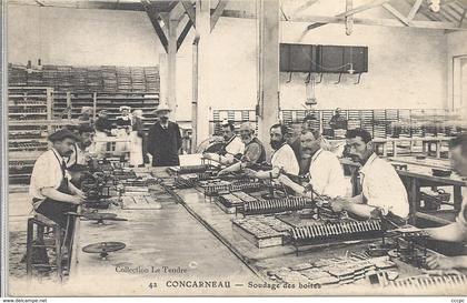 CPA Concarneau soudage des Boîtes