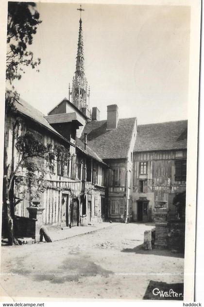 CONCHES EN OUCHE : COUR NORMANDE