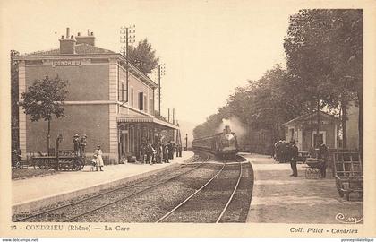 69 - RHÔNE - CONDRIEU - la gare - arrivée du train, animation -superbe -10184