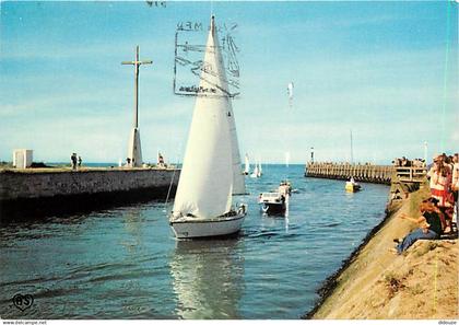 14 - Courseulles sur Mer - Entrée de yachts dans le Port - Les Jetées - Bateaux - Flamme Postale de Courseulles sur Mer