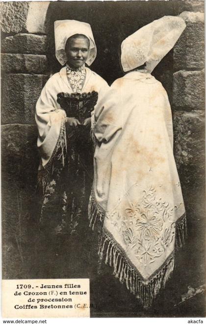 CPA Crozon - Jeune Filles de Crozon en Tenue de Procession - Folklore (1033081)