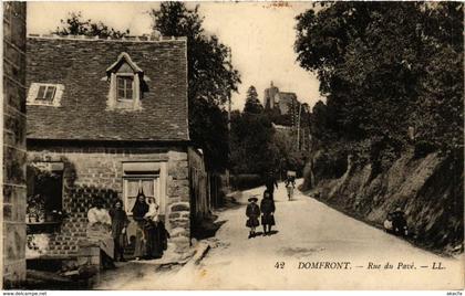 CPA DOMFRONT - Rue du Pave (259243)