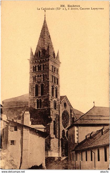 CPA EMBRUN - La Cathédrale, a droite, Caserne Lapeyrous (112866)