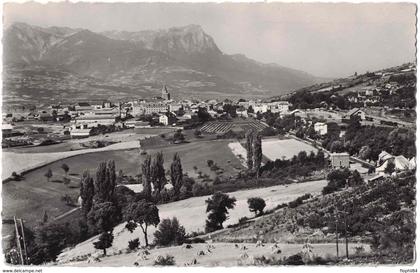 HAUTES ALPES - EMBRUN - VUE GENERALE - CARTE DATEE DE 1953.